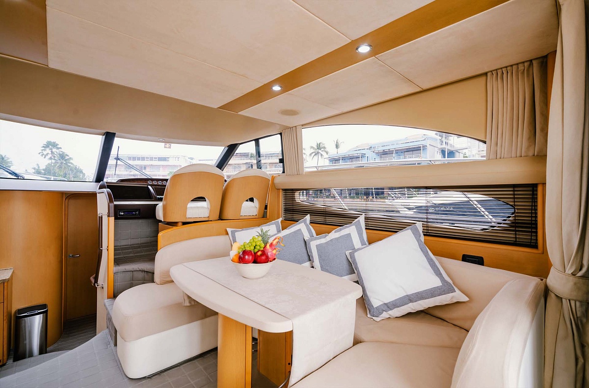 Аренда моторной яхты Princess 42 на Пхукете
